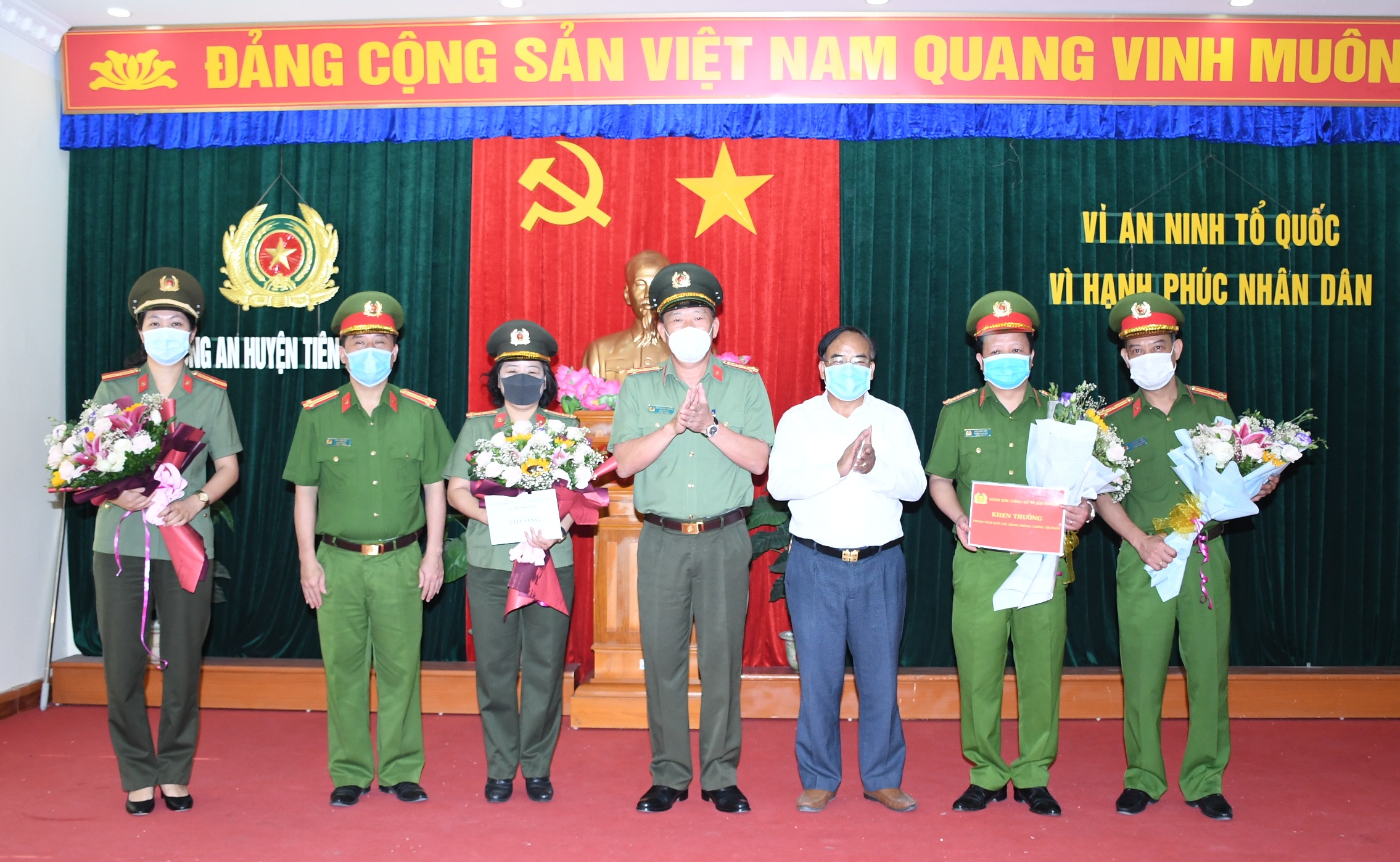 Khen thưởng Công an huyện Tiên Lãng và Phòng An ninh chính trị nội bộ phát hiện nhóm đối tượng hành vi làm giả, sử dụng tài liệu giả 